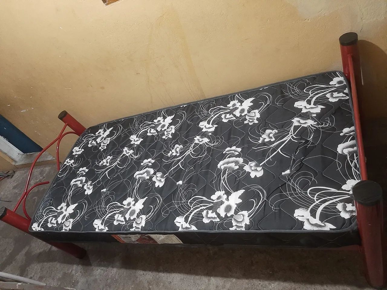 Cama solteiro com colchão 