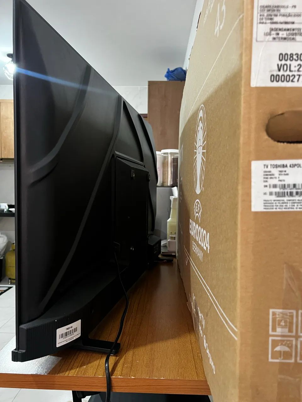 Vendo smart tv 43p novíssima com comando de voz  - Foto 2