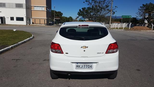 Chevrolet Onix 1.0 LT Completo - Apenas 54.000 km - Foto 4