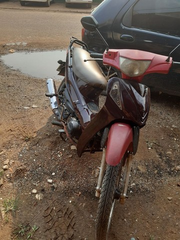 VENDE-SE MOTO 110CC, DOK ATRASADO. PARCELO NO CARTÃO COM O JUROS PARA O COMPRADOR!!