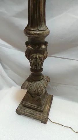Abajur antigo em madeira nobre entalhado formato tocheiro sacro lindo dos anos 60 - Foto 3