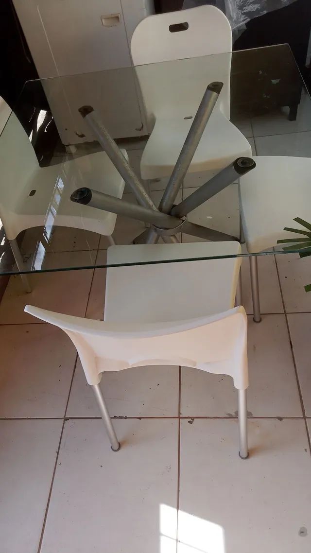 Vendo esta mesa tampo de vidro 4 cadeiras