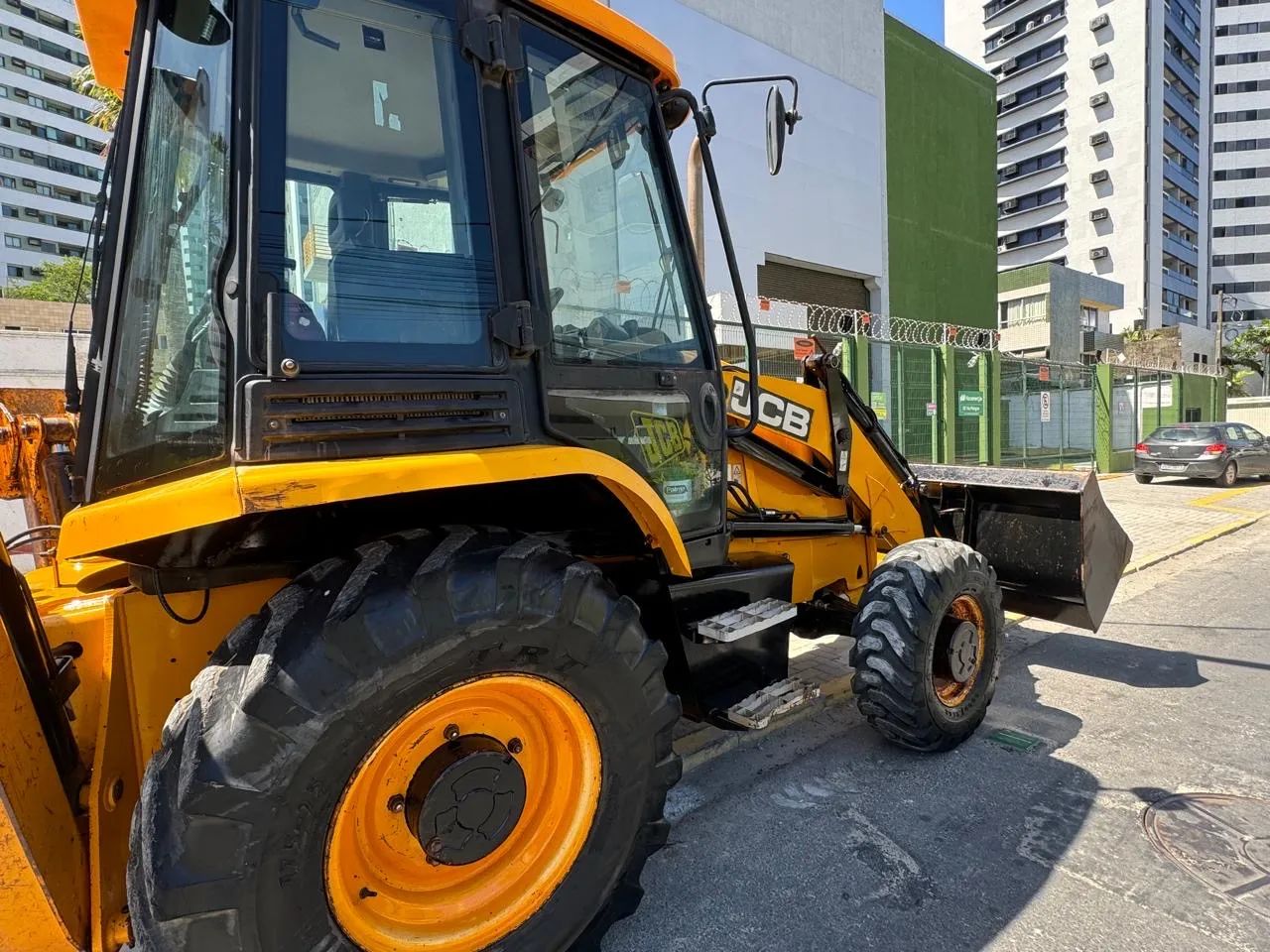 Retroescavadeira JCB - MUITO NOVA