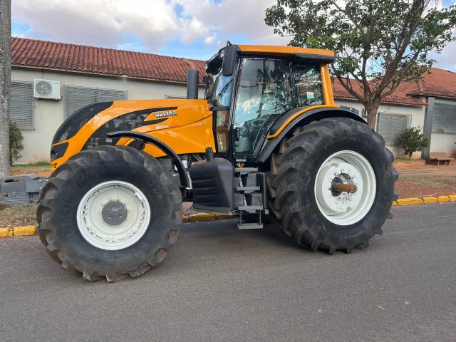 Trator Valtra BH 224 Hitech