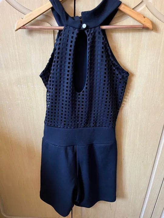 Macacão Preto com Detalhe em Malha - Foto 2