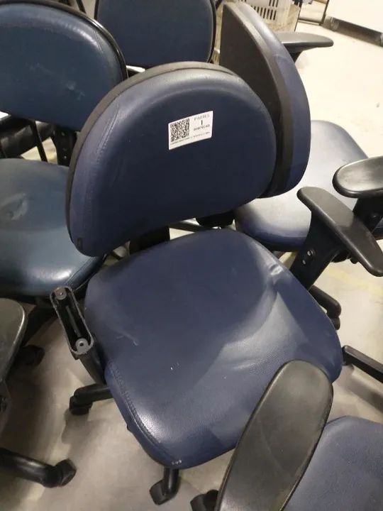 Cadeira de escritório giratória c/ rodas e c/ braços em Couro Ecológico / Aço Azul - Foto 3