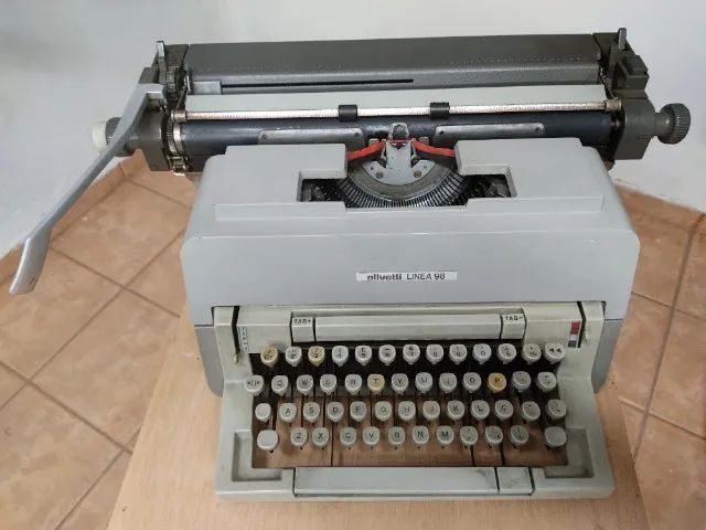 Maquina de escrever Olivetti Linea 98