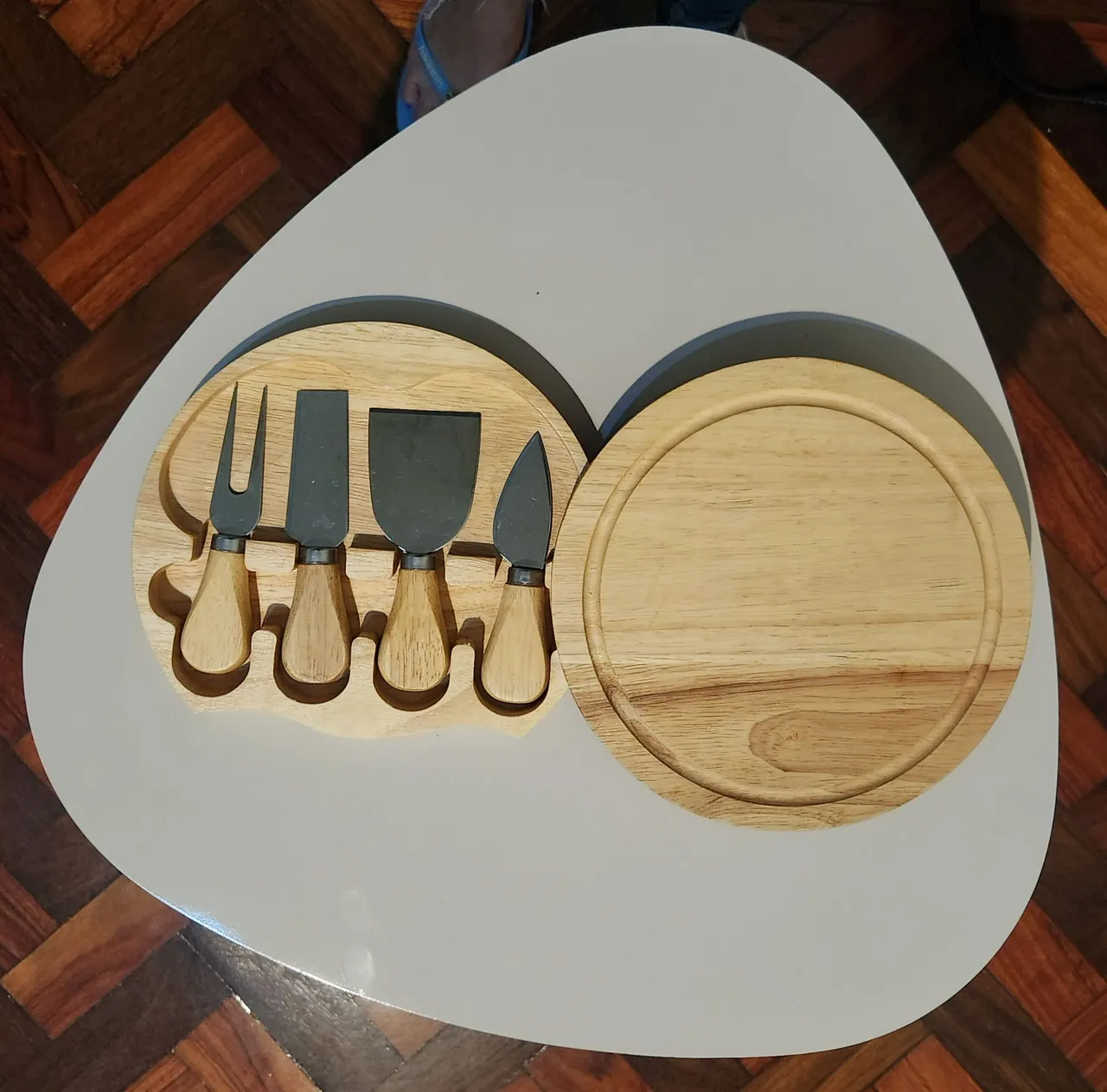 Tabua de queijos e frios com conjunto de Facas para queijo