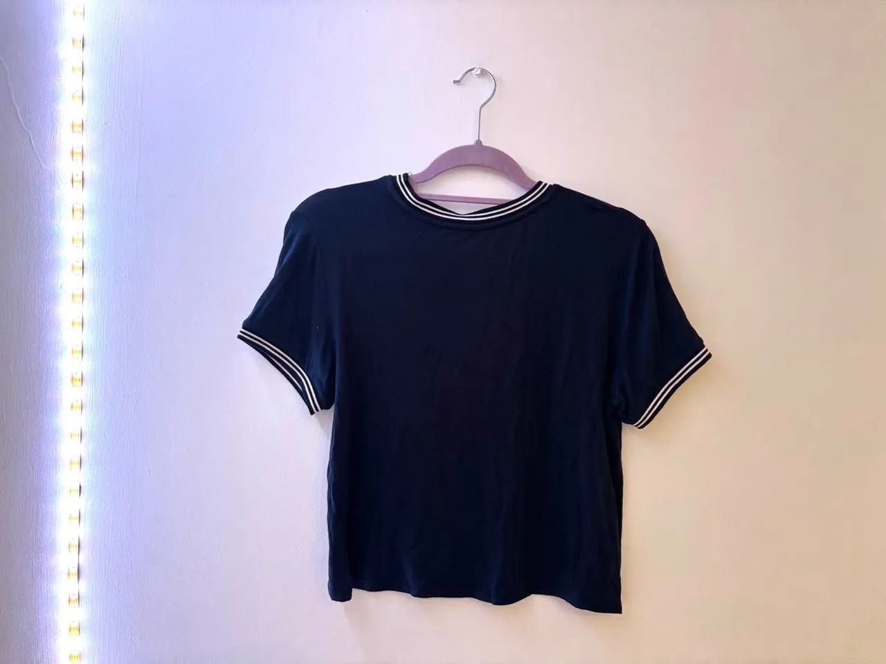 Camiseta básica azul marinho com detalhes - Foto 5