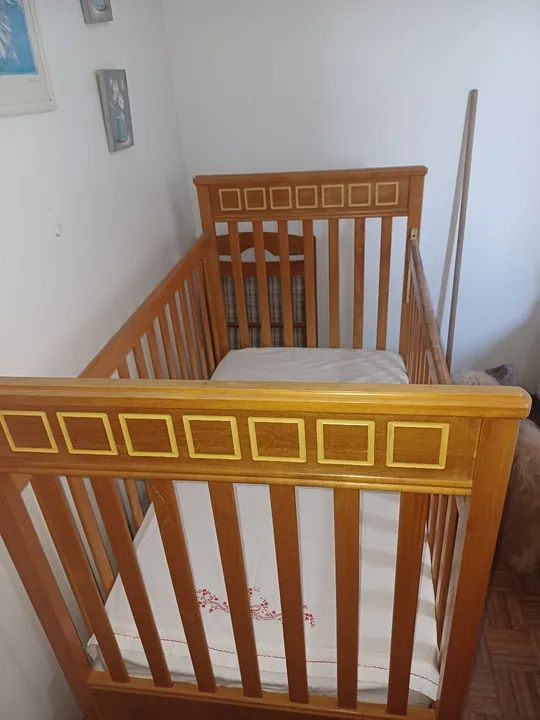 Berço de madeira maciça, com rodinhas e grade ajustável  - Foto 6