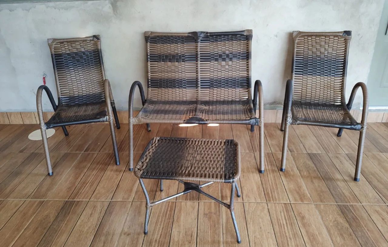 Conjunto Namoradeira Com cadeiras e mesinha novas 