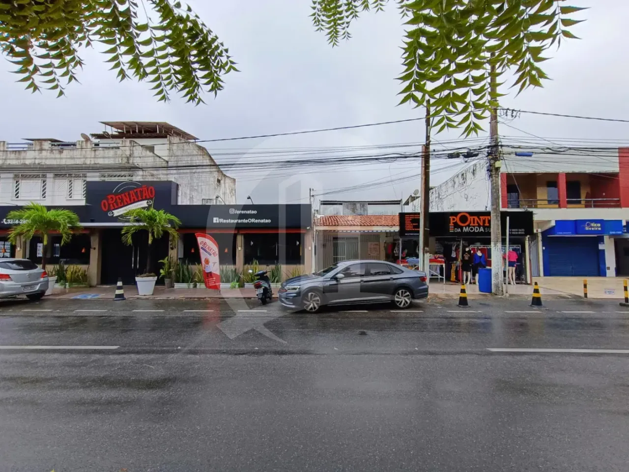 Casa com três quartos, excelente para ponto comercial, na avenida principal do Augusto Fra