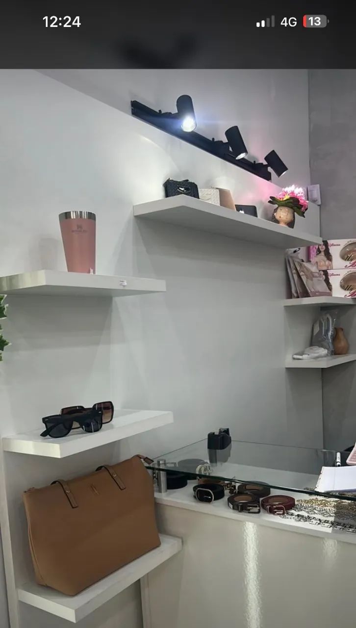 Painel com prateleiras 