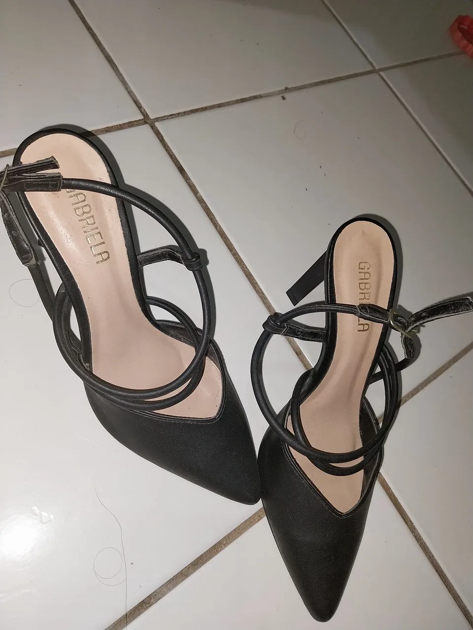 Scarpin Gabriela aberto salto fino