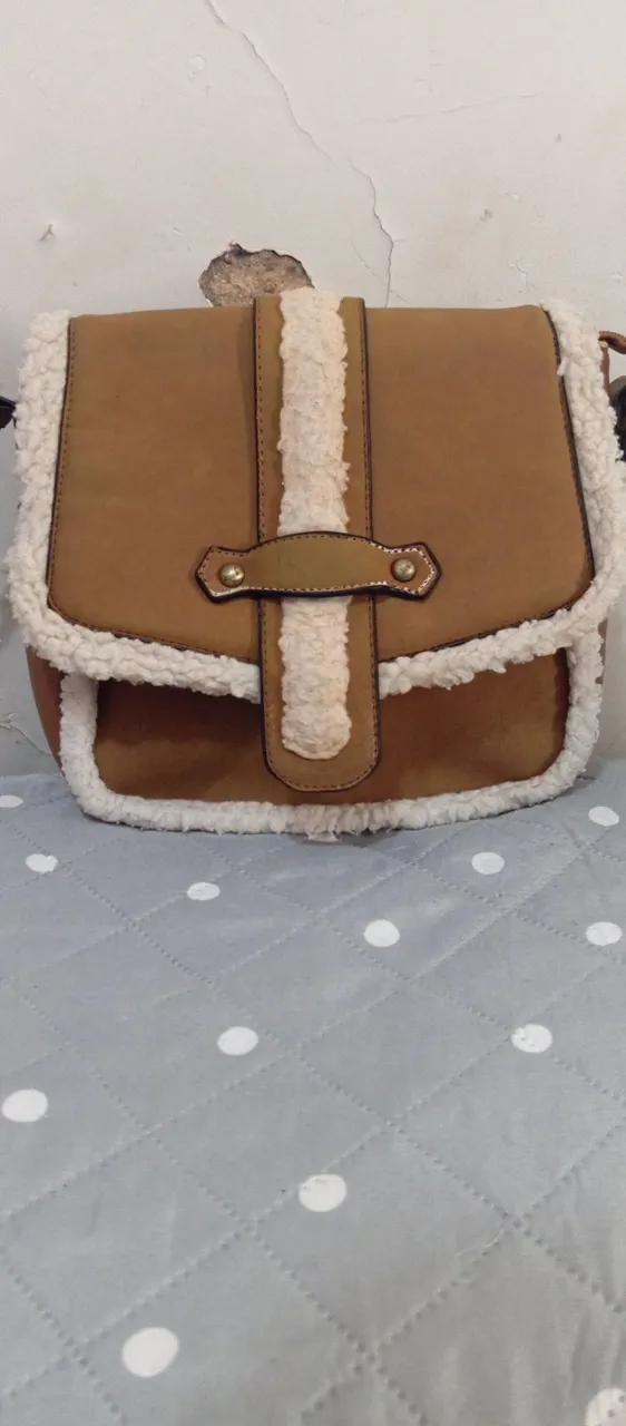 Bolsa de Ombro Marrom com Detalhes em Pelúcia