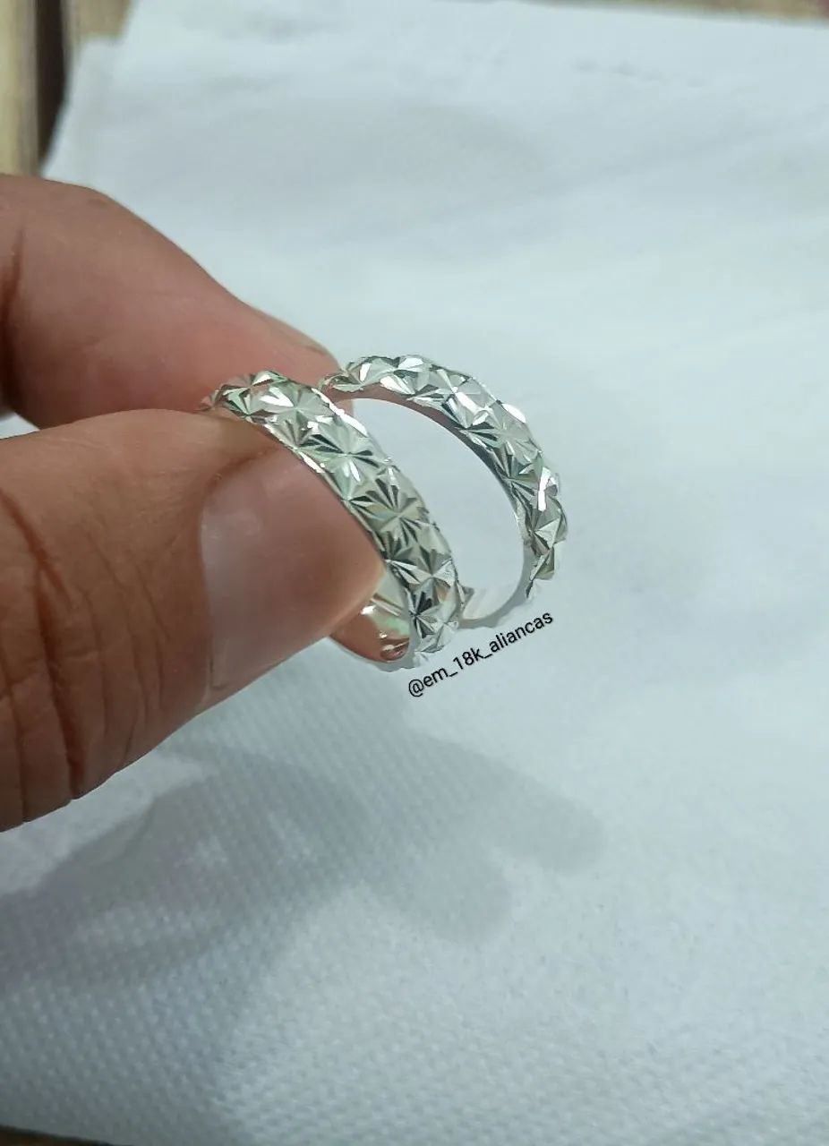 Par de Alianças Prata estrelada lapidação diamantada 