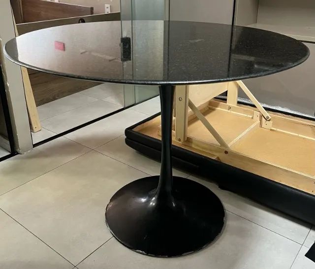 Mesa com tampa de mármore preto 92 cm e base de metal