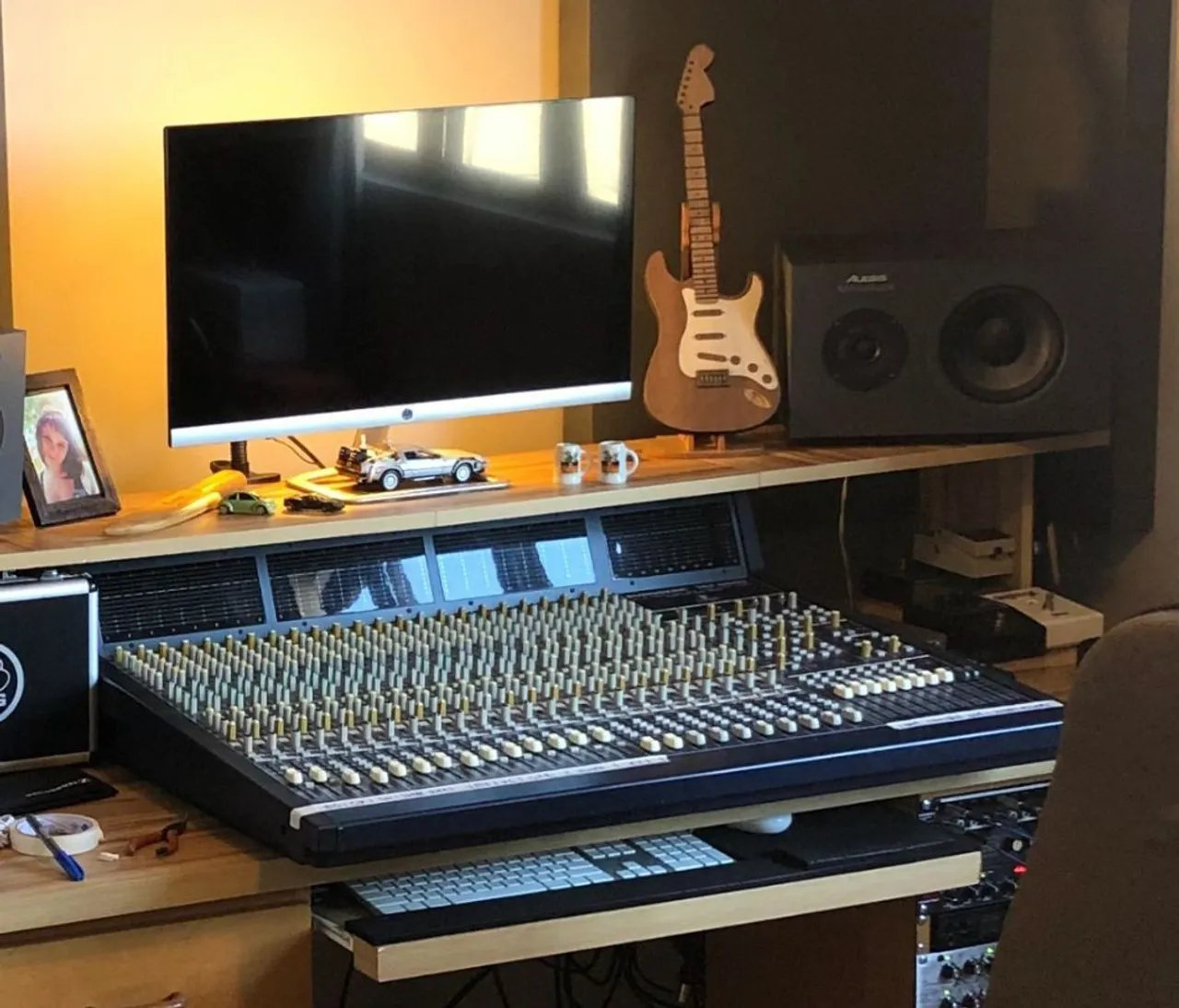 Mesa de Som Profissional para Estúdio Behringer