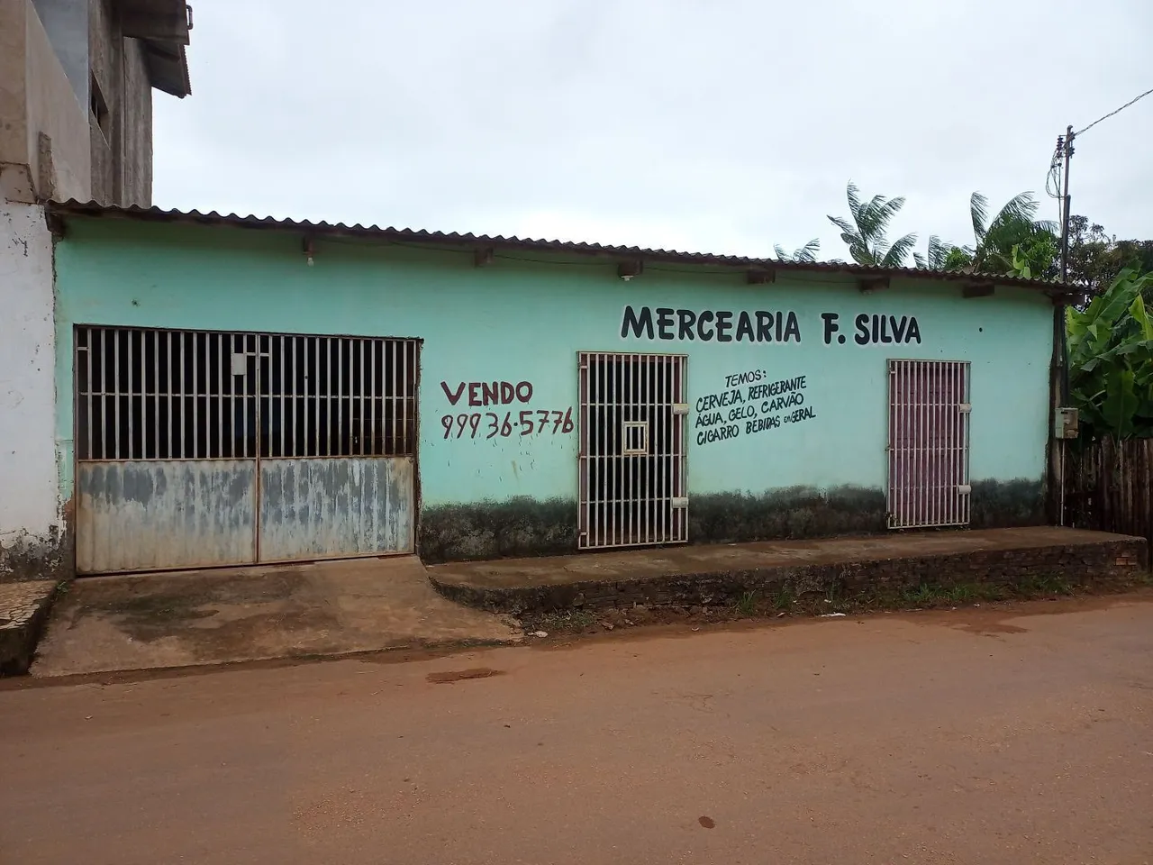 Vendo casa com ponto comercial, Na rua Raimundo farias principal do bairro Montanhês.