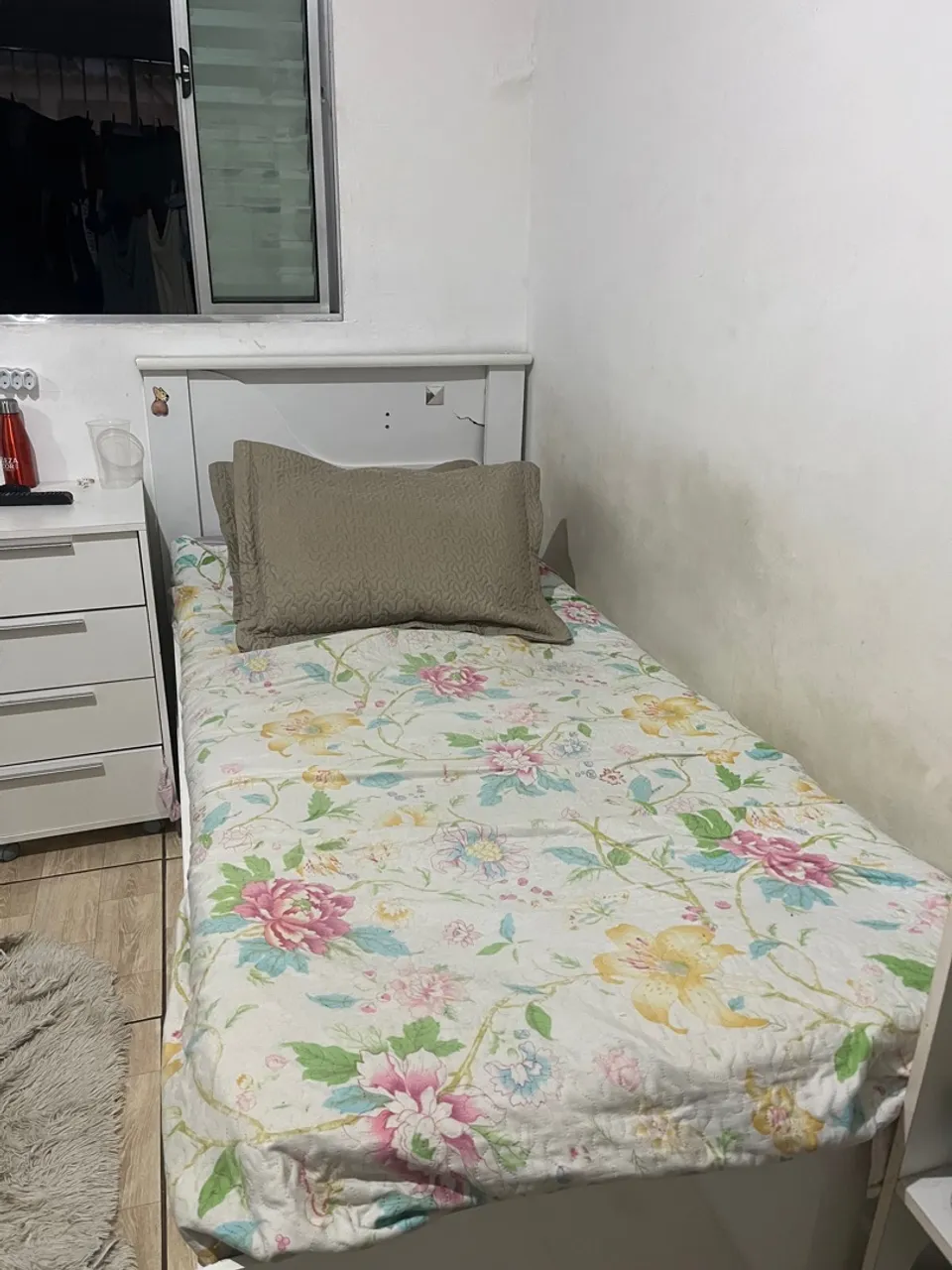 Cama de solteiro com cabeceira