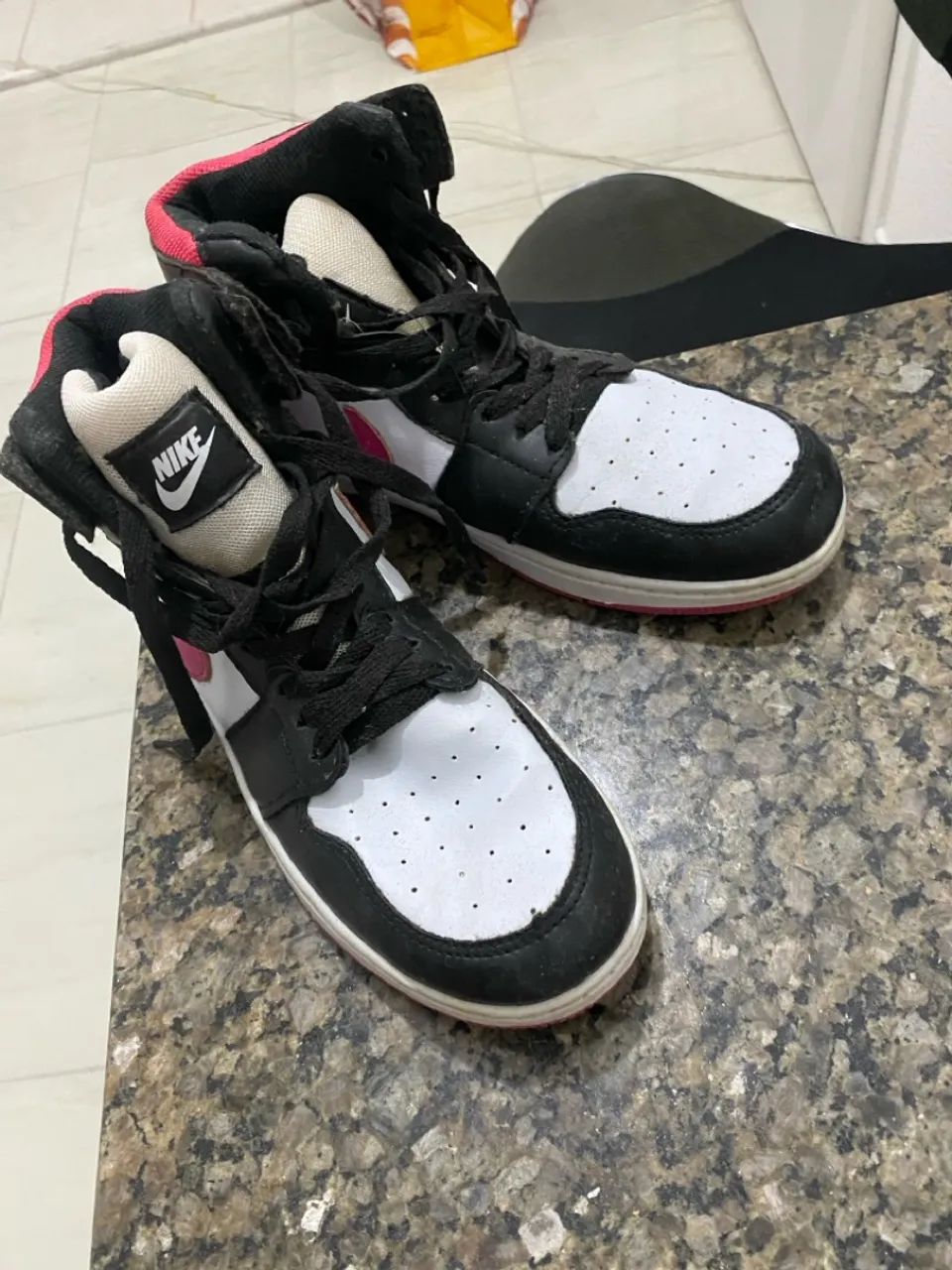 Tênis Nike Air Jordan 1 - Preto e Branco