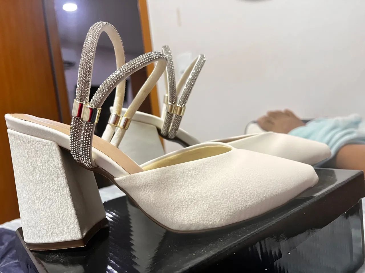 Sandália de Salto Branca com Strass - Elegância e Brilho! - Foto 3
