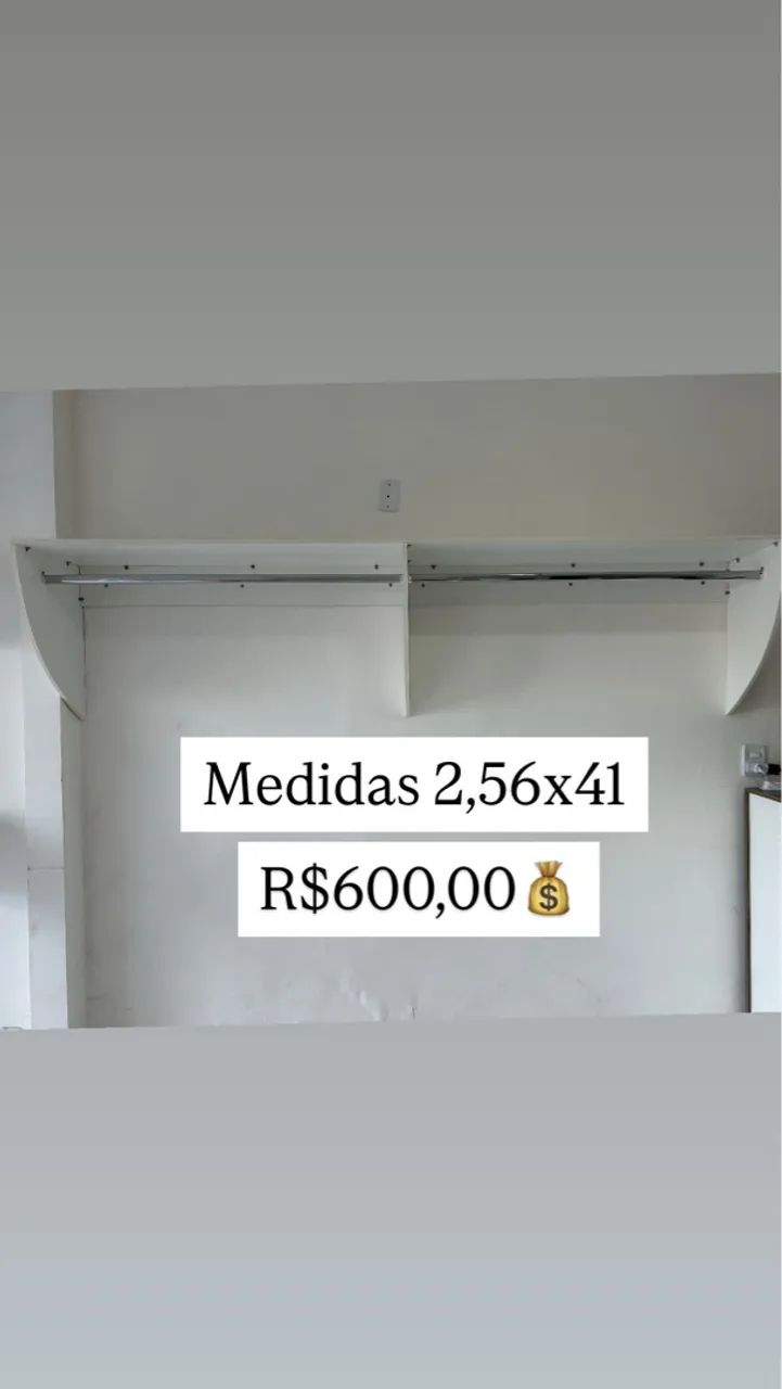 Armário branco sob medida com varão