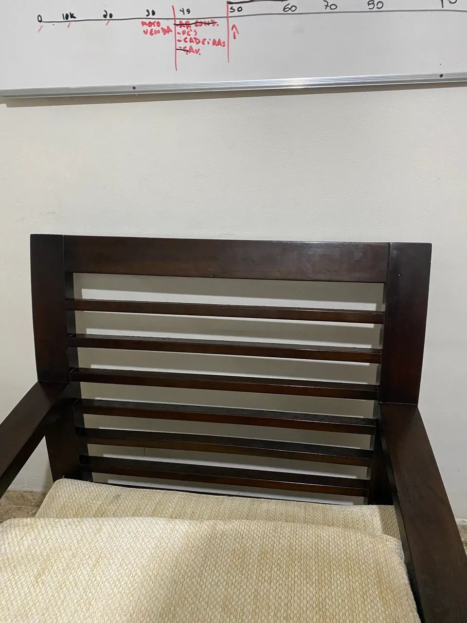 Poltrona luxo em madeira  - Foto 4