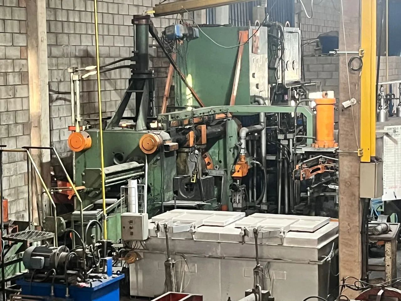 Extrusora perfil alumínio 1400T 6"