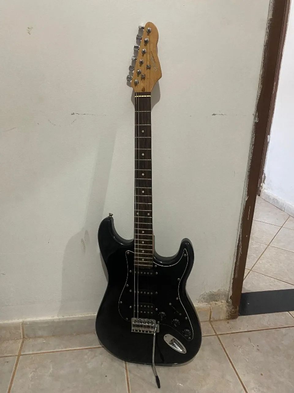 Guitarra Giannini G-102 com escudo