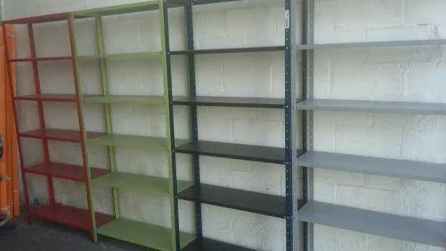 Estantes de aço coloridas para organização novas na caixa