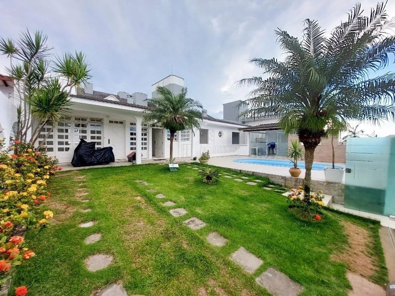 Casa de 4 dormitórios em Coqueiros