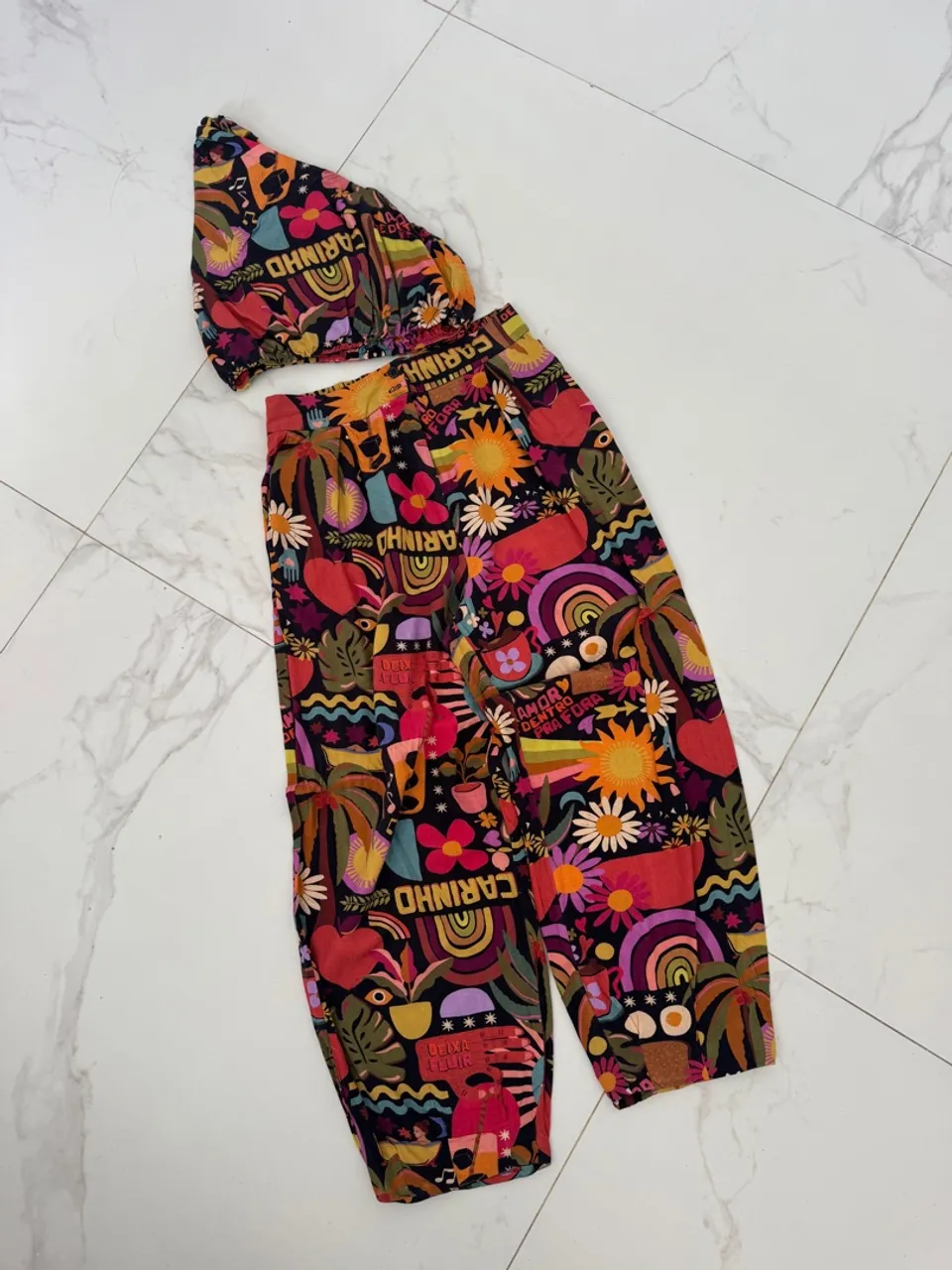 Conjunto cropped e calça estampada