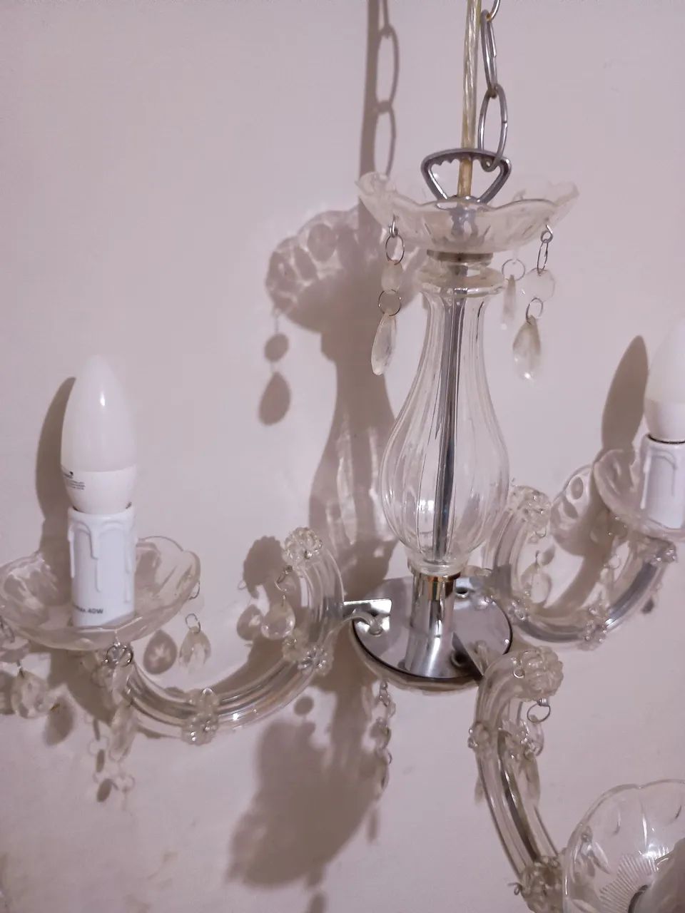 LUSTRE PENDENTE CANDELABRO 3 BRAÇOS -plastico - funcionando  - Foto 6