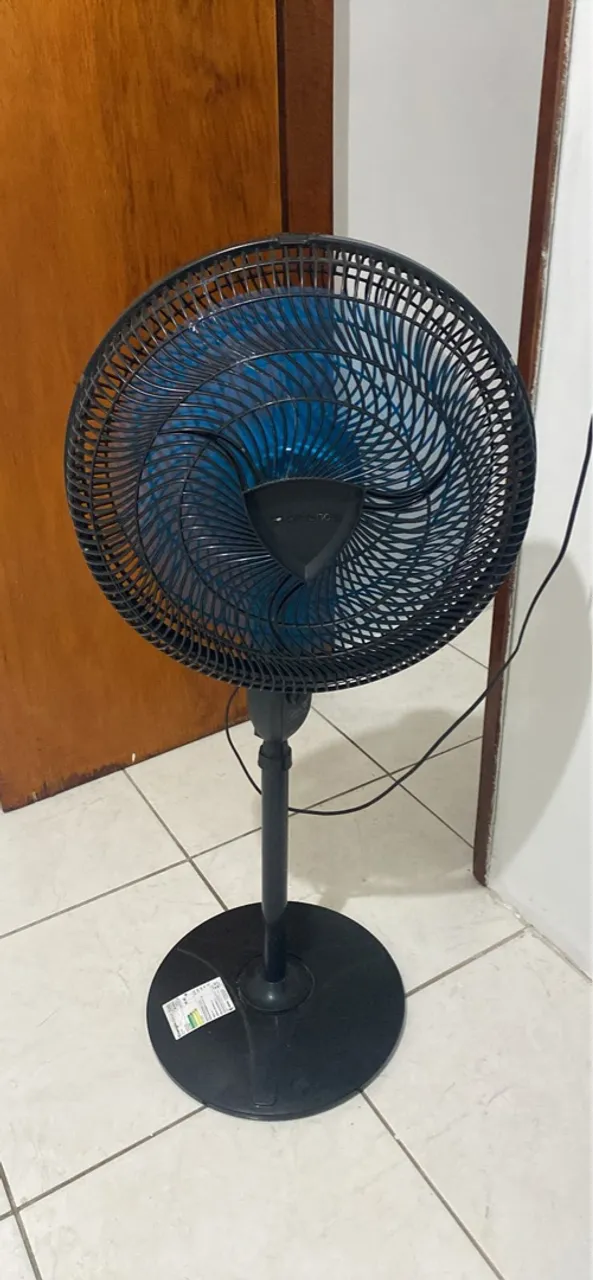 Ventilador de coluna preto com hélices azuis