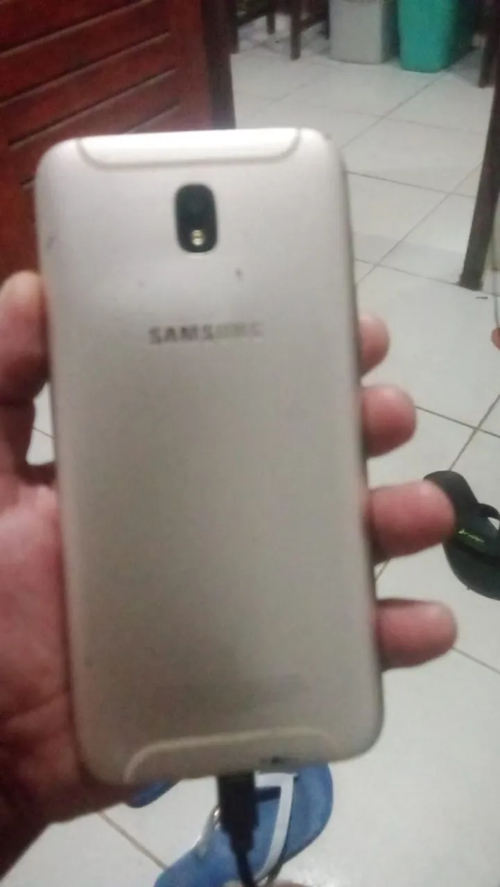 Celular J 7 pro dourado