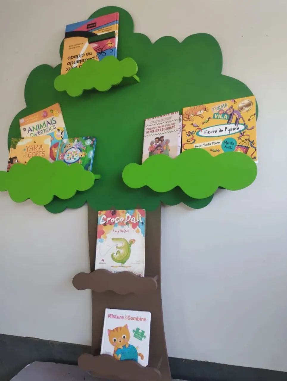 Biblioteca infantil em formato de árvore - Foto 3