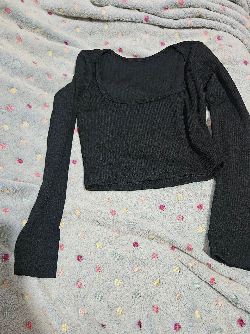 Camiseta cortada gola quadrada