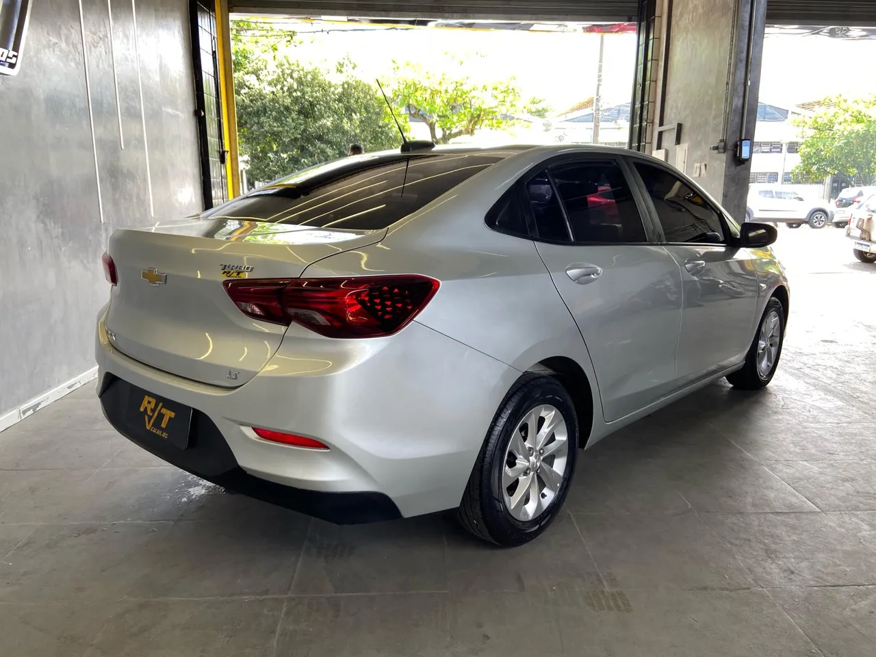 Onix 2020 sedan aut. Prata muito novinho rt Veiculos