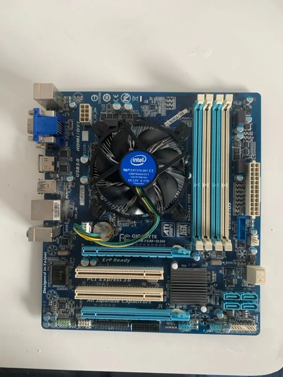 Kit Placa-Mãe GIGABYTE GA-B75M-D3H + Cooler Intel