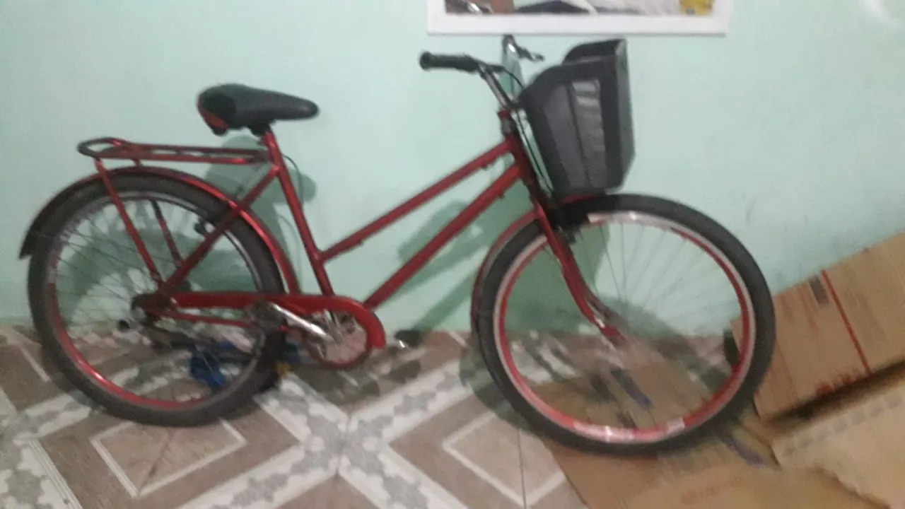 Bicicleta Vermelha com Cesto