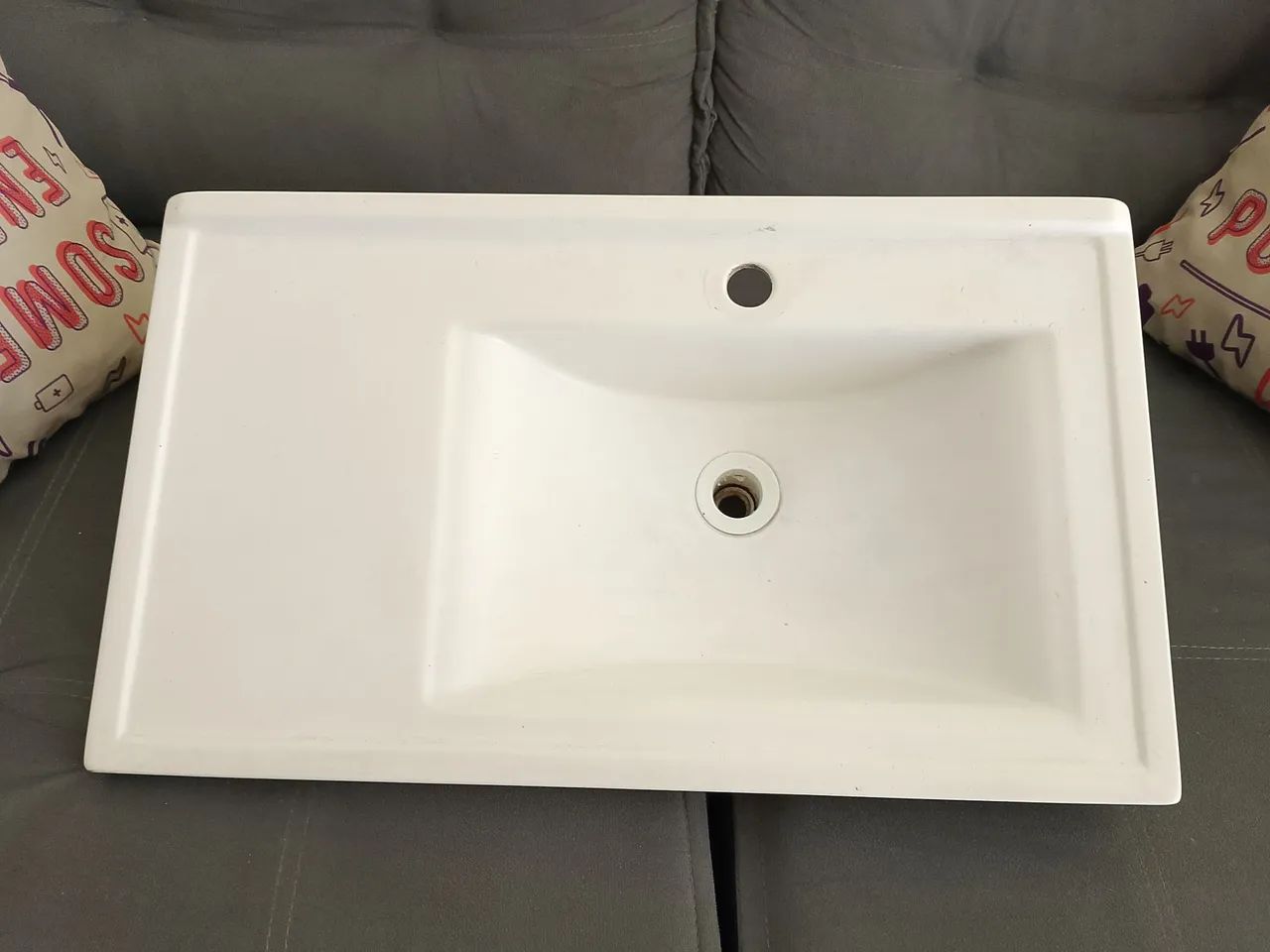 Pia de banheiro branca