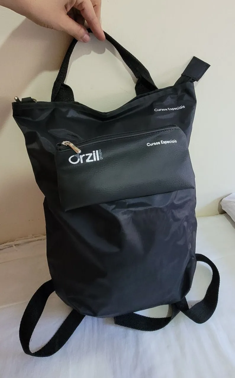 Mochila preta com bolso frontal