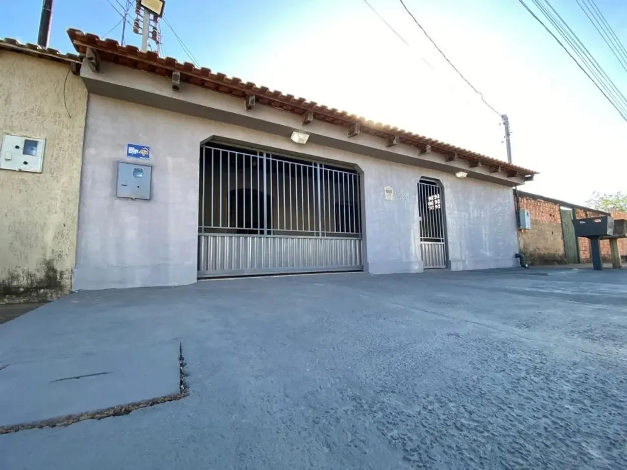 Casa com edícula e energia solar disponível para locação próxima à Av. Guaporé. R: Iguatu,