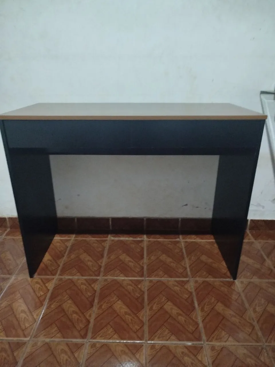 Escrivaninha preta amadeirada