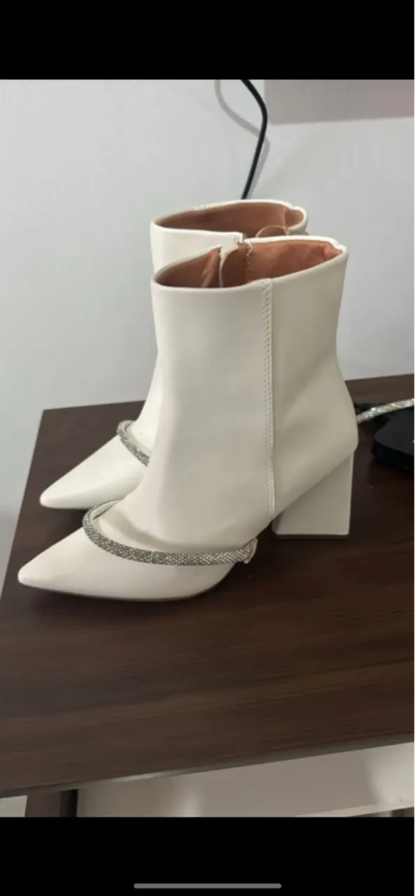 Botas Brancas com Detalhes em Strass