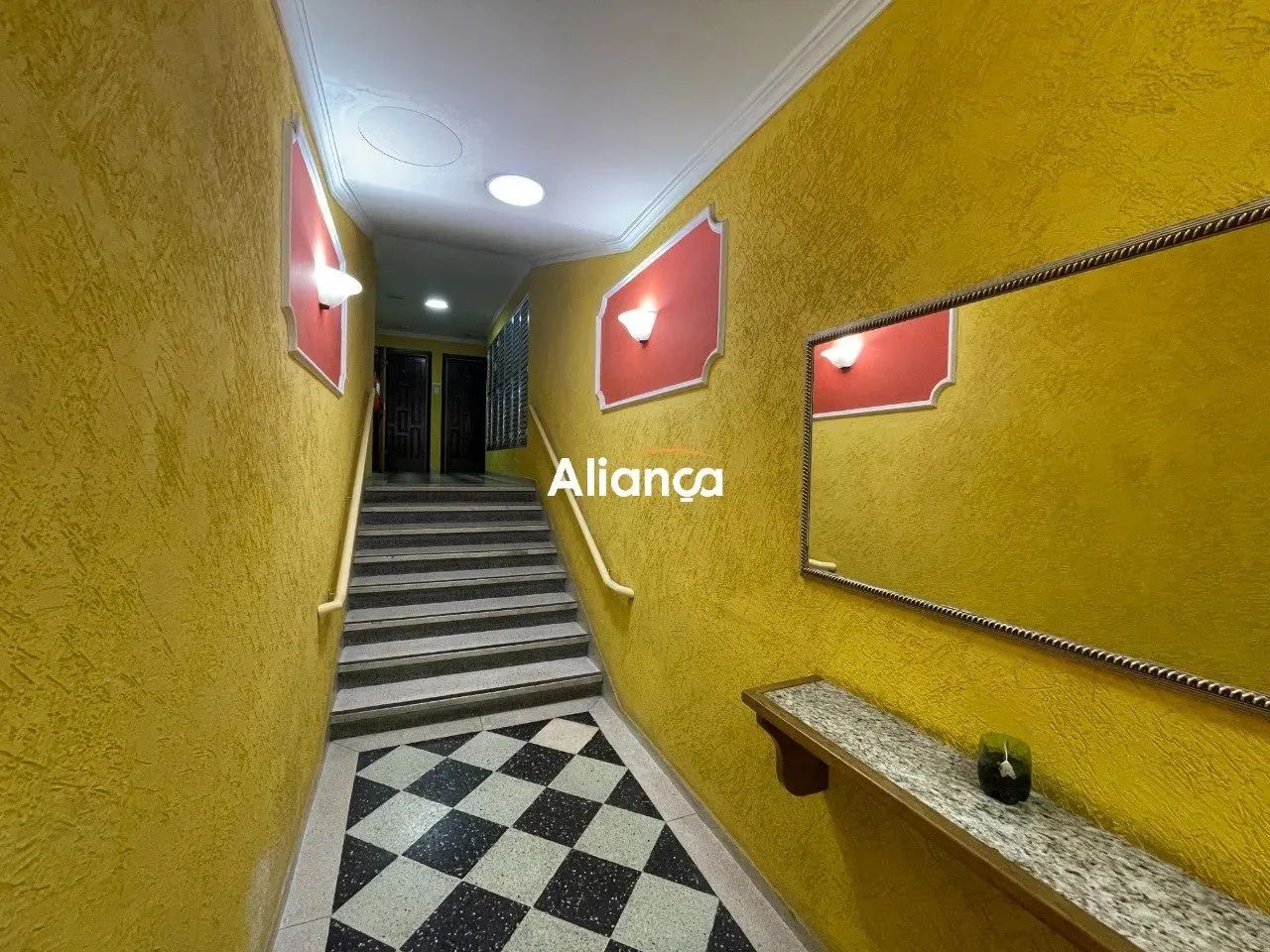 Apartamento para aluguel com 2 dormitórios, terraço coletivo no bairro Petrópolis em Porto - Foto 2