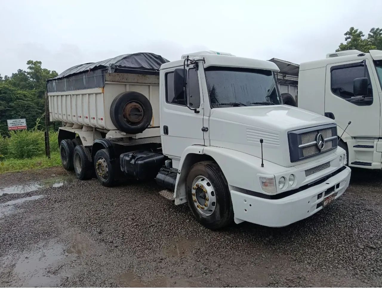 Caminhão caçamba truck 1620 com 4 eixo