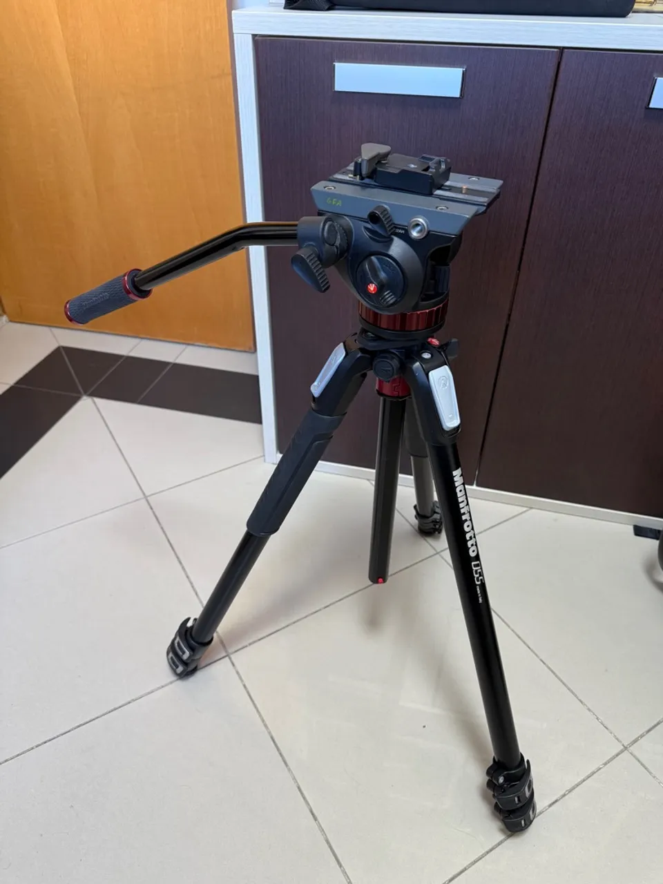 Tripé Profissional Manfrotto 055 com Cabeça MVH502AH