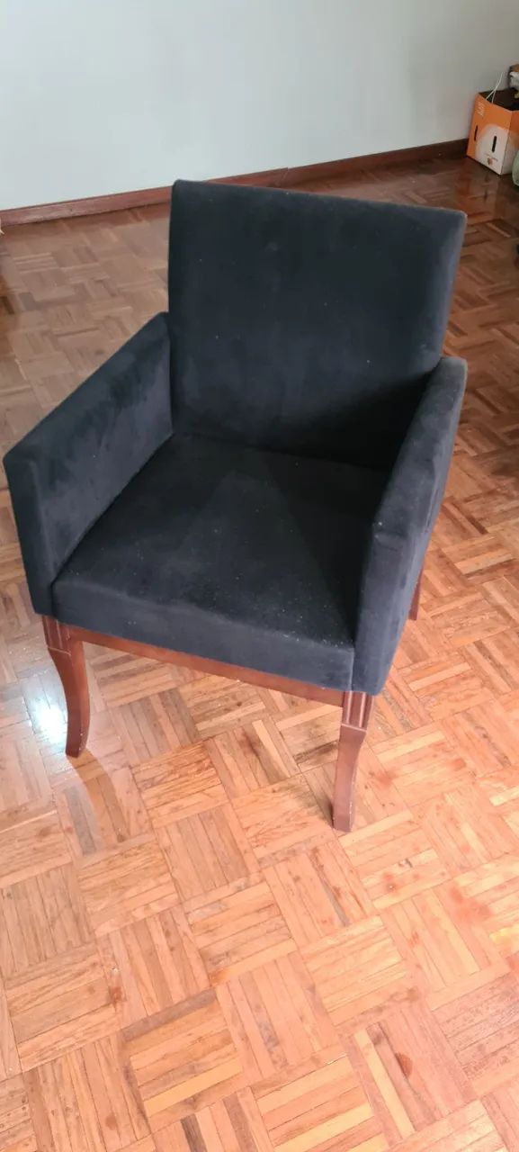 Poltrona estofada em Suede preto - Foto 2